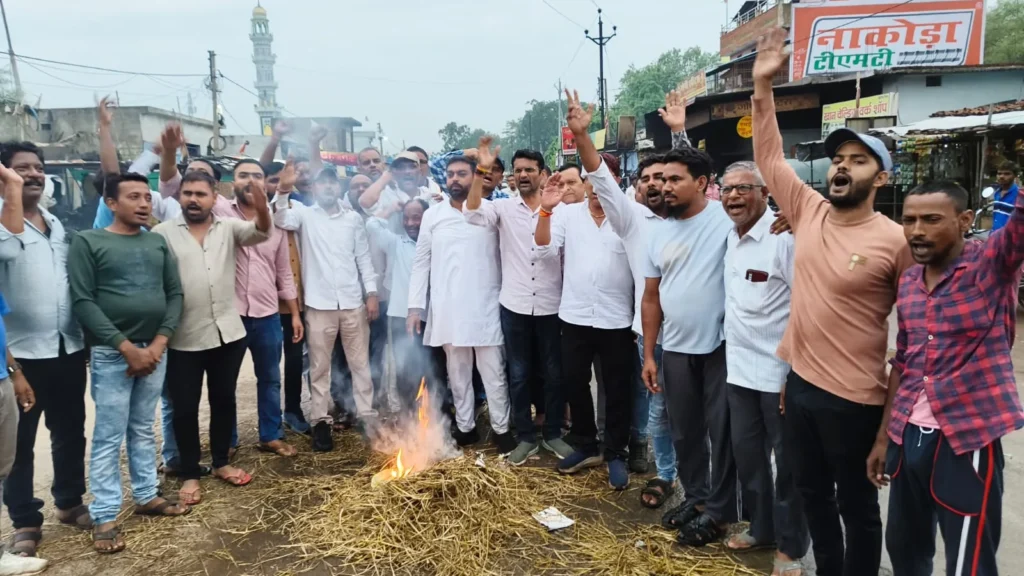 धरसींवा कांग्रेस प्रदर्शन में नकटी प्रभावितों को न्याय दिलाने विधायक अनुज शर्मा का पुतला दहन