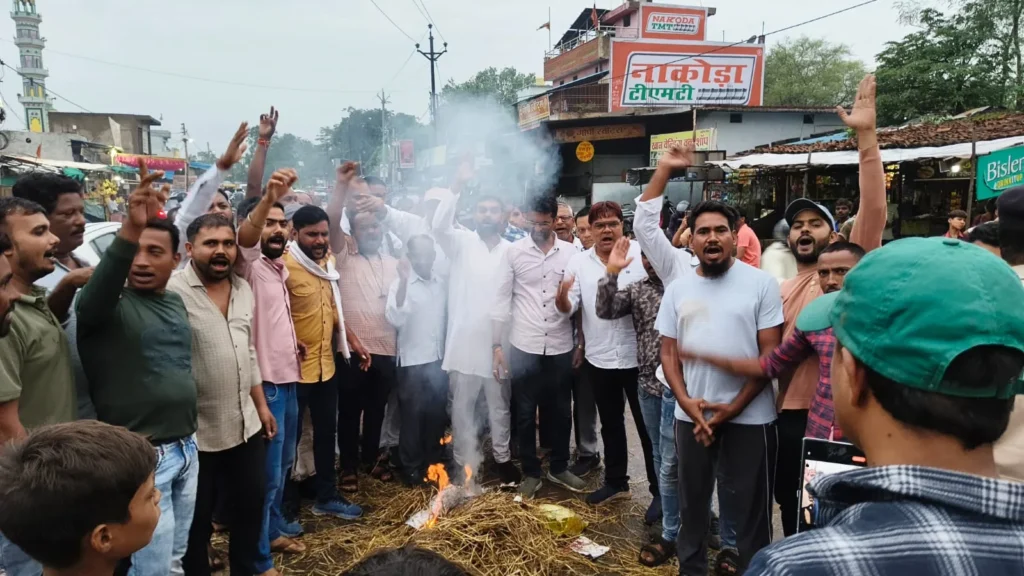 धरसींवा कांग्रेस प्रदर्शन में नकटी प्रभावितों को न्याय दिलाने विधायक अनुज शर्मा का पुतला दहन