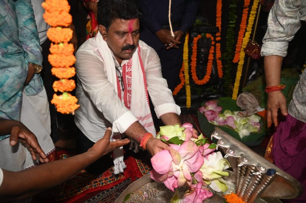 Upmukhyamantri-Vijay-Sharma-Ne-18-Kilometer-Padyatra-Kar-Liya-Baba-Bhoramdev-Ka-Aashirwad