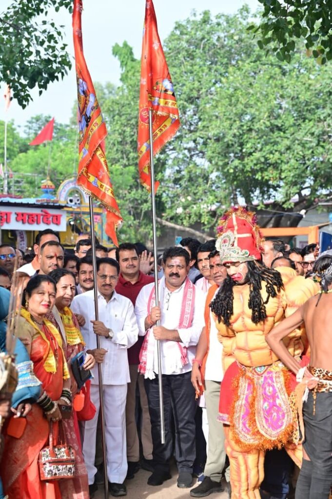 Upmukhyamantri-Vijay-Sharma-Ne-18-Kilometer-Padyatra-Kar-Liya-Baba-Bhoramdev-Ka-Aashirwad