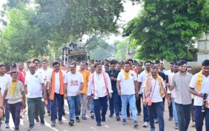 Upmukhyamantri-Vijay-Sharma-Ne-18-Kilometer-Padyatra-Kar-Liya-Baba-Bhoramdev-Ka-Aashirwad