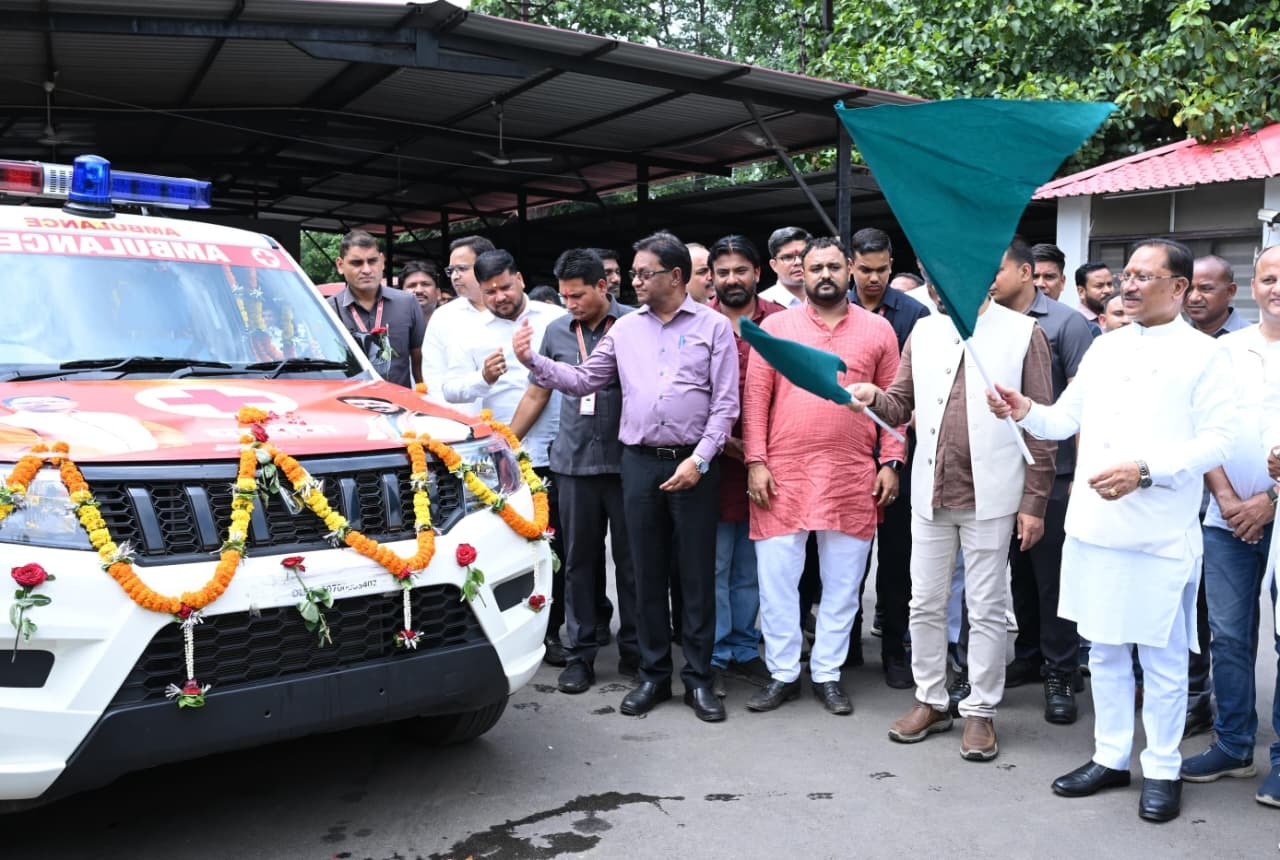 mukhyamantri-vishnu-dev-sai-ne-dharsiwa-vidhansabha-ke-liye-nishulk-ambulance-ko-dikhai-hari-jhandi
